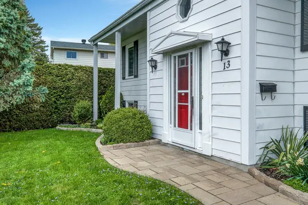 13 Mcmurdo CT, Cityview - Parkwoods Hills - Rideau Shore, ON K2E 5V8