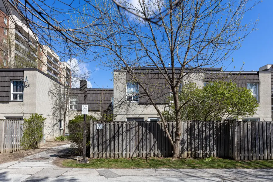 21 Four Winds DR #11, Toronto W05, ON M3J 1K7