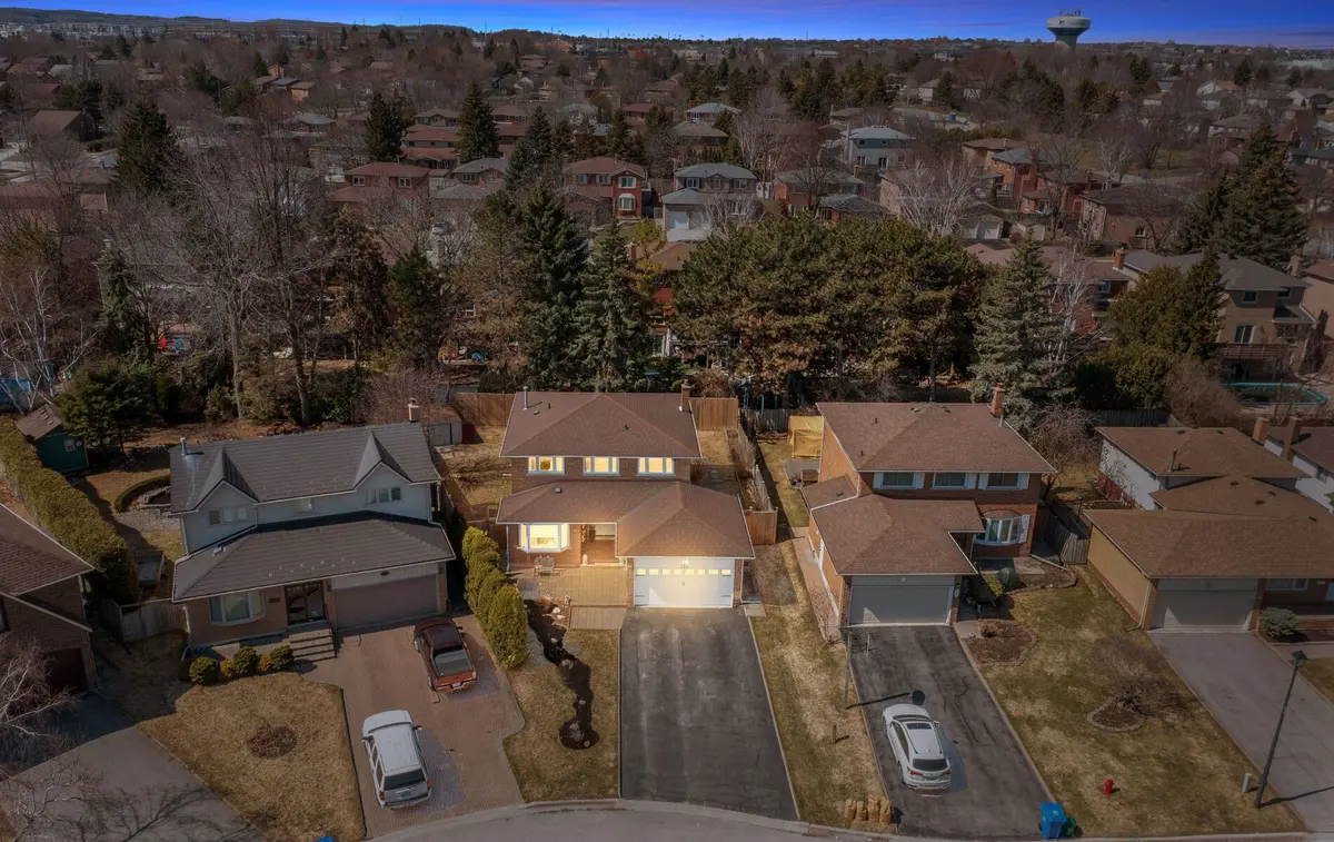 250 Plymouth TRL, Newmarket, ON L3Y 6G7