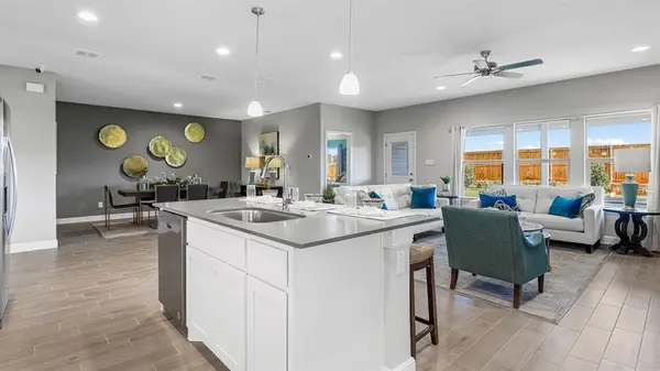 1422 CANTERBURY Trail, Desoto, TX 75115