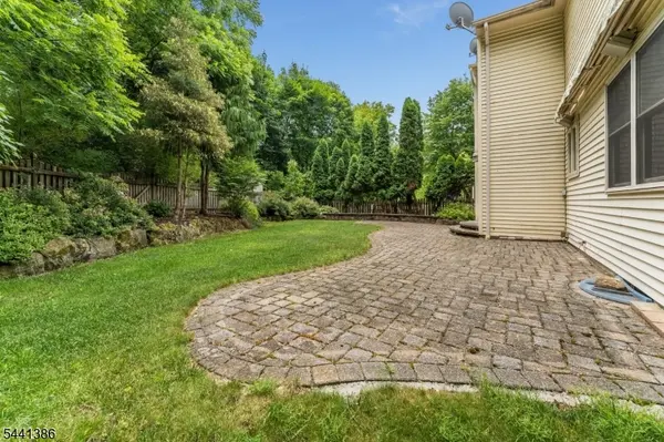16 Woodland Ter, Bloomsbury Boro, NJ 08804