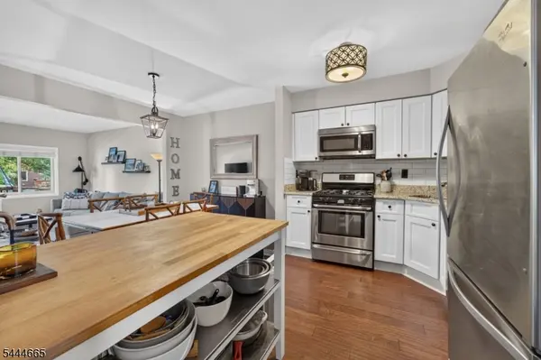 8 Saxonney Cir, Raritan Twp., NJ 08822