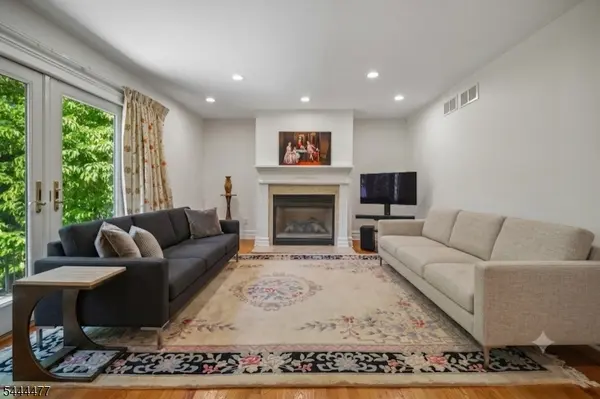 24 Rippling Brook Dr, Millburn Twp., NJ 07078