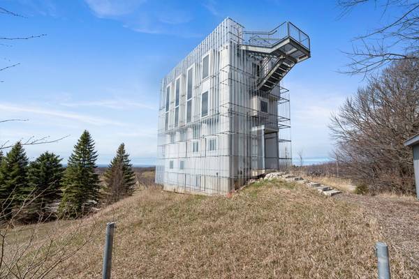 7452 N Manitou TRL, Leelanau Twp, MI 49670