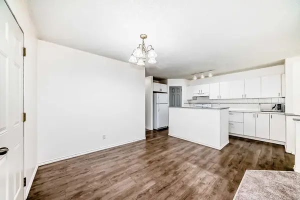 202 Saddlemead GN NE, Calgary, AB T3J 4M7