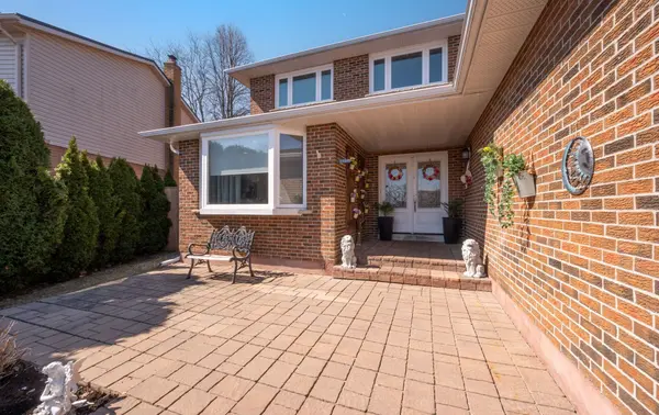 250 Plymouth TRL, Newmarket, ON L3Y 6G7