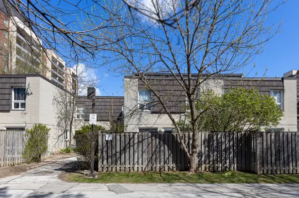 21 Four Winds DR #11, Toronto W05, ON M3J 1K7