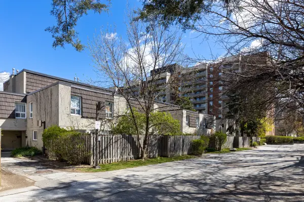 21 Four Winds DR #11, Toronto W05, ON M3J 1K7