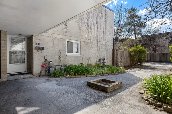 21 Four Winds DR #11, Toronto W05, ON M3J 1K7