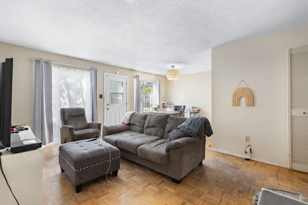 21 Four Winds DR #11, Toronto W05, ON M3J 1K7