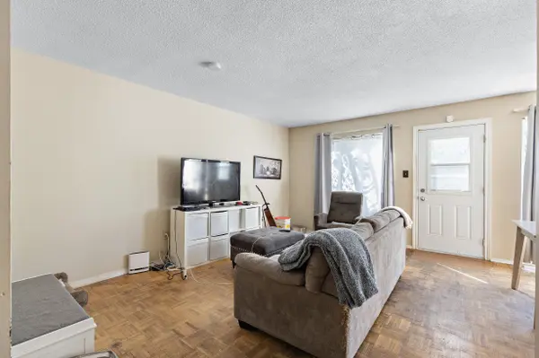21 Four Winds DR #11, Toronto W05, ON M3J 1K7