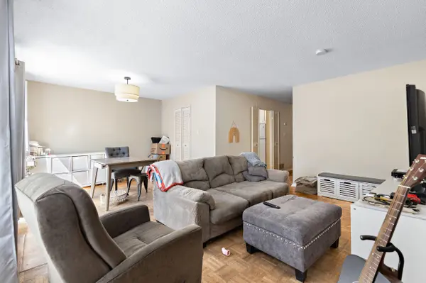 21 Four Winds DR #11, Toronto W05, ON M3J 1K7