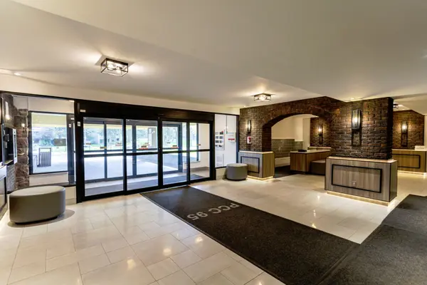 966 Inverhouse DR #402, Mississauga, ON L5J 4B6