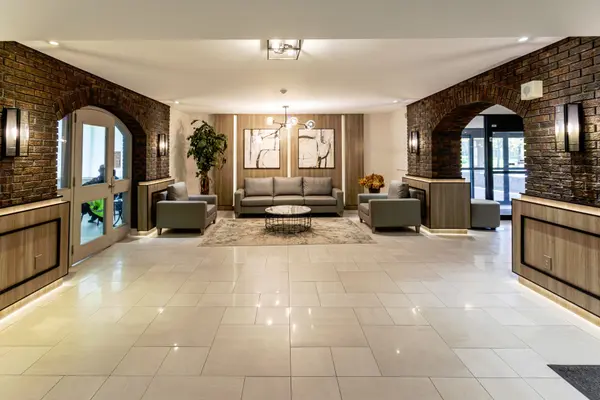 966 Inverhouse DR #402, Mississauga, ON L5J 4B6