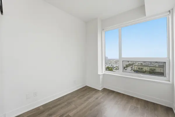 297 Oak Walk DR #604, Oakville, ON L6H 3R6