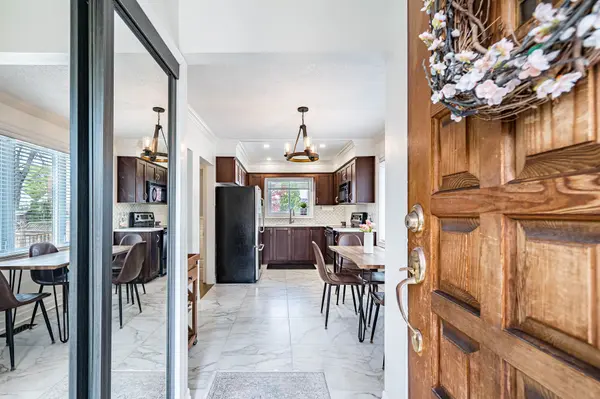 6 Esmond CRES, Toronto W10, ON M9W 3P8