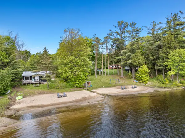 1113 Moon River RD, Muskoka Lakes, ON P0C 1A0