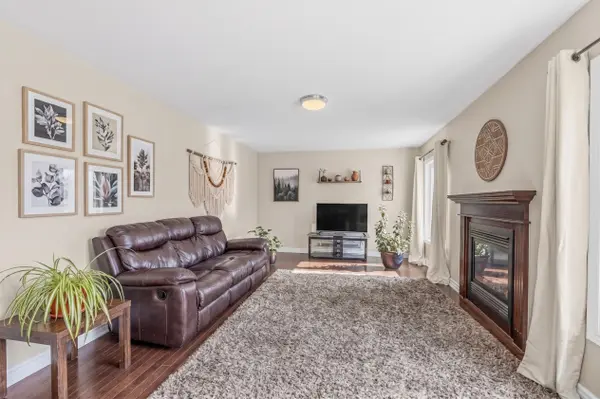 400 Nestleton ST, Orleans - Cumberland And Area, ON K4A 0W2