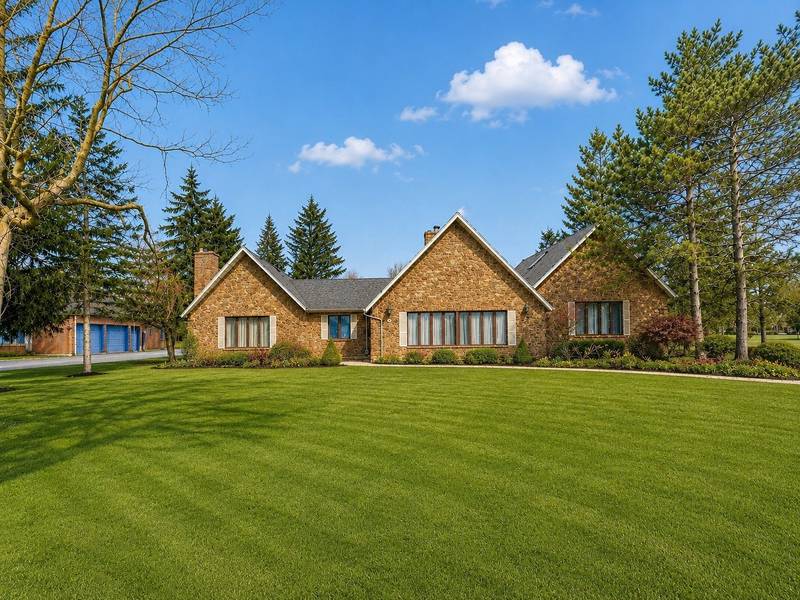 2033 Niagara River Pkwy, Fort Erie, ON L2A 5M4