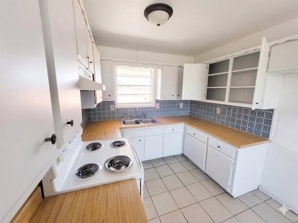 305 Sierra Vista Drive, Chico, TX 76431