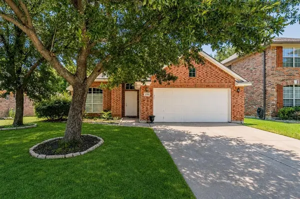2755 Honey Suckle Drive, Grand Prairie, TX 75052