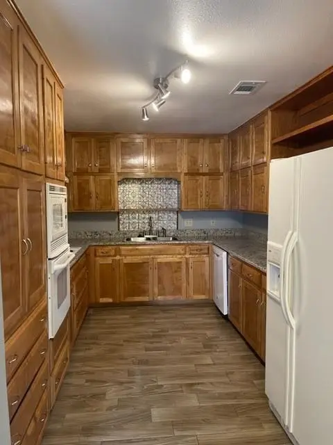609 Williamsburg Court, Granbury, TX 76048