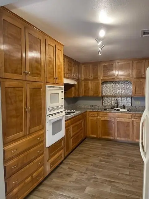 609 Williamsburg Court, Granbury, TX 76048