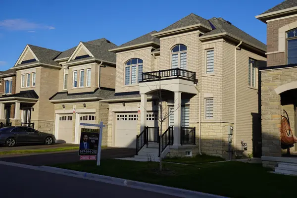 5 Dolomite DR, Brampton, ON L6P 4R8