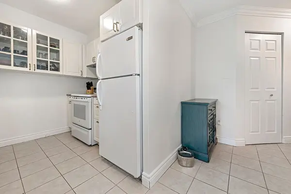 3 Hickory Tree RD #510, Toronto W04, ON M9N 3W5