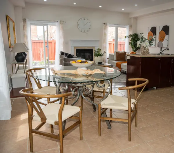 25 Versailles CRES, Brampton, ON L6P 3J8
