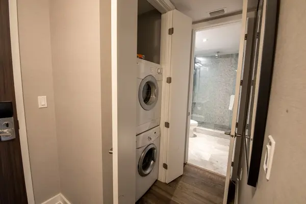 111 Champagne AVE #210, Dows Lake - Civic Hospital And Area, ON K1S 5V3