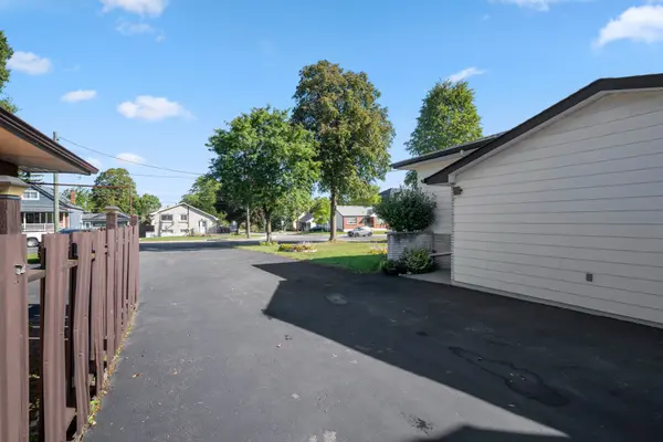 401 Mohawk RD W, Hamilton, ON L9C 1W5