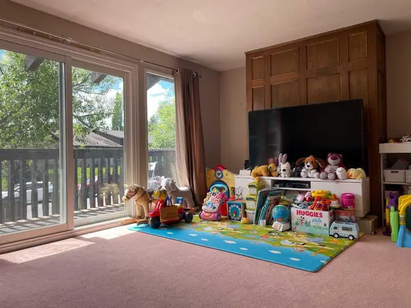 153 Bergen CRES NW, Calgary, AB T3K 1J2
