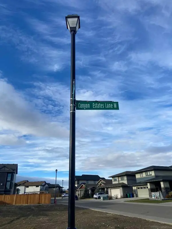 14 Canyon Estates Lane W, Lethbridge, AB T1K 5W7