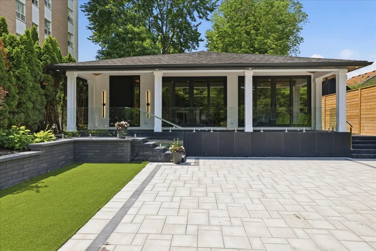 160 Allan ST, Oakville, ON L6J 3N7