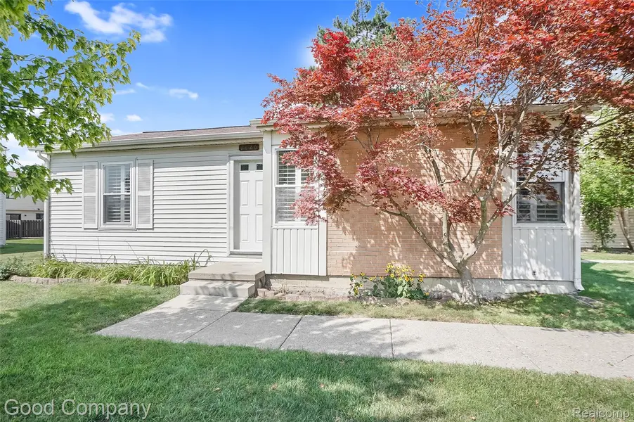 2826 Roundtree DR, Troy, MI 48083