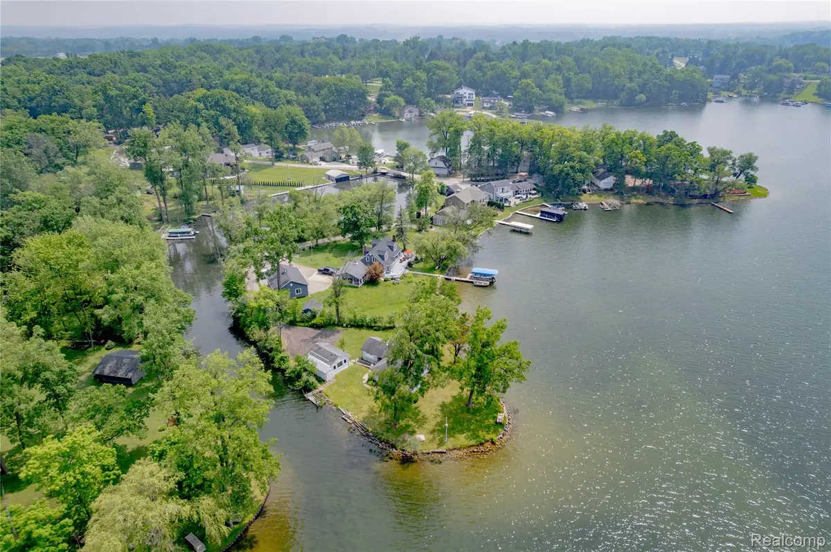 16434 Sharon DR, Argentine Township, MI 48430