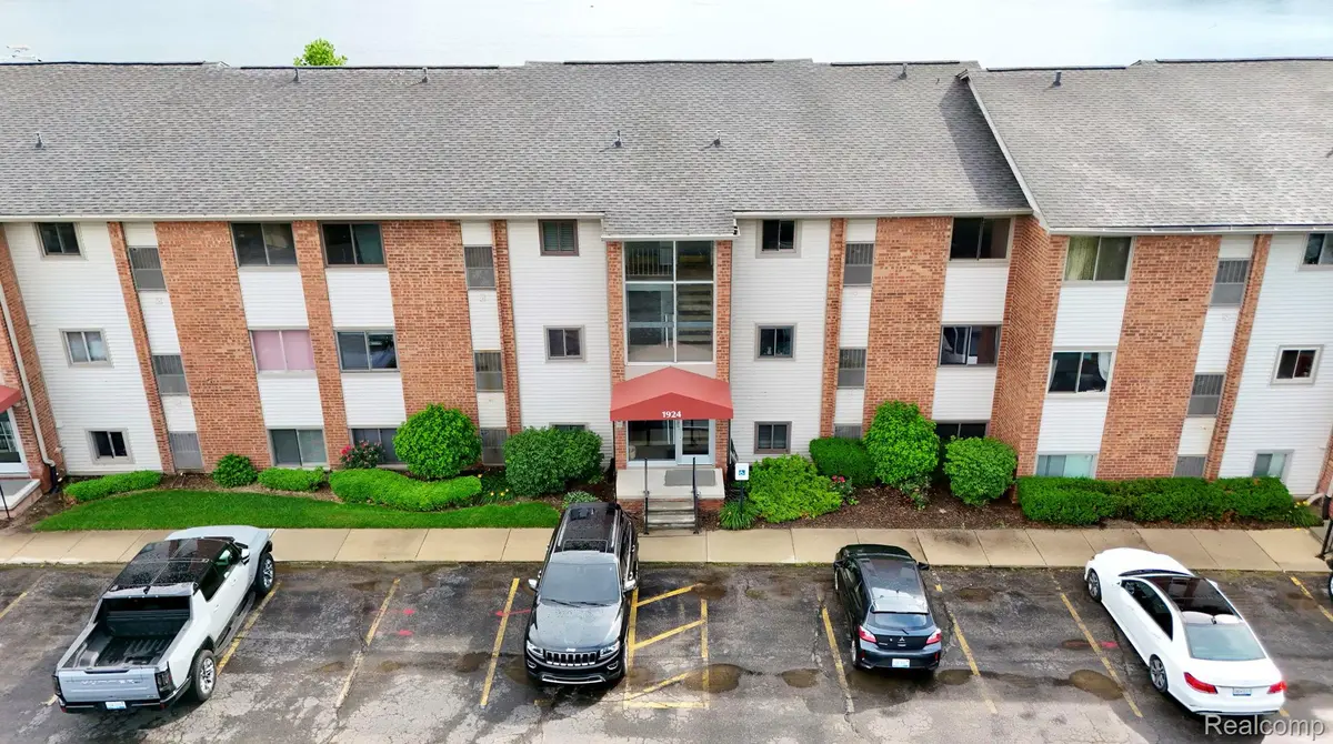1924 Klingensmith RD #68B, Bloomfield Hills, MI 48302