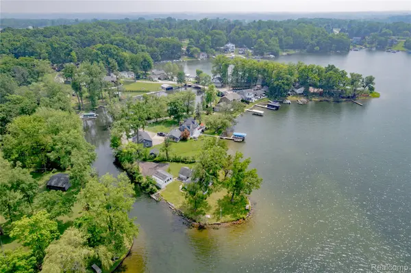 16434 Sharon DR, Argentine Township, MI 48430