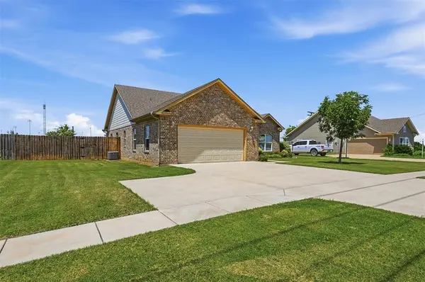 816 E Northside Drive, Pilot Point, TX 76258