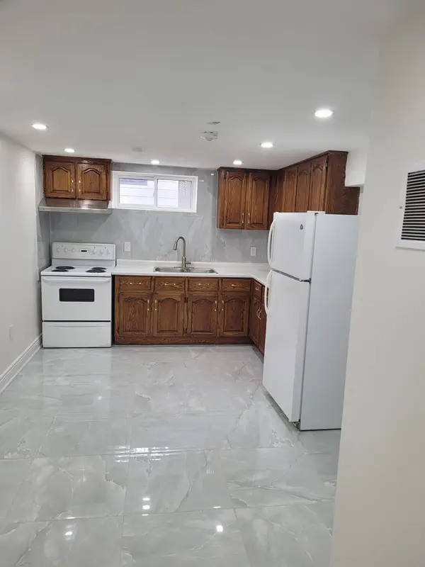 15 Nancy Mccredie DR #Main, Brampton, ON L6X 2N4