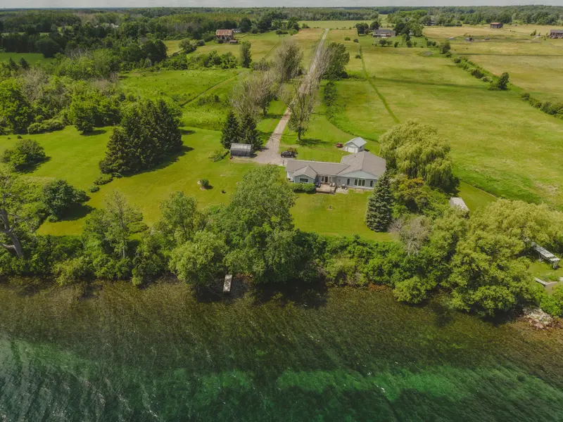 9392 Highway 33 HWY, Greater Napanee, ON K0H 1G0