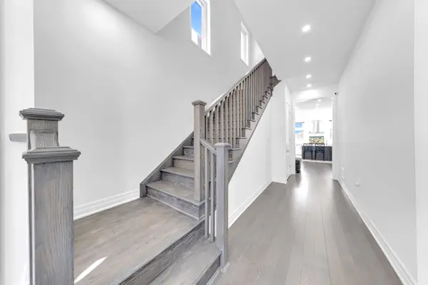 1423 Swallowtail LN, Pickering, ON L1X 0N8