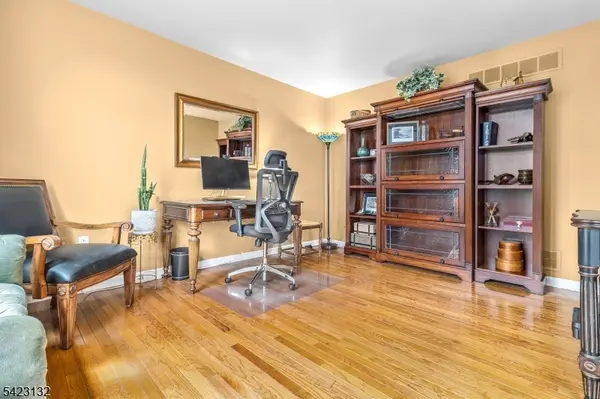 13 Wilson Way, Raritan Twp., NJ 08551