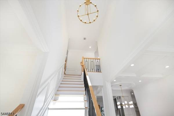 21 Maplewood Dr, Livingston Twp., NJ 07039