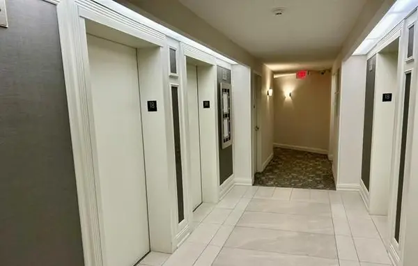 35 Kingsbridge Garden CIR #1804, Mississauga, ON L5R 3Z5