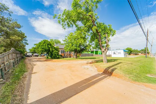1404 W Walker Street, Breckenridge, TX 76424