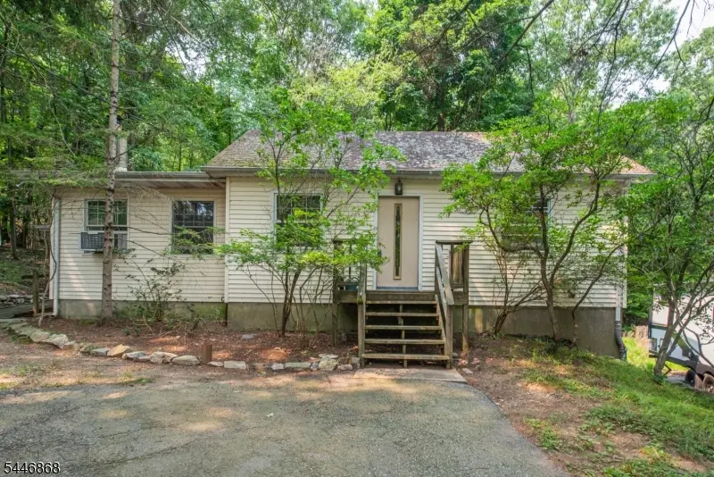 197 Snake Den Rd, Bloomingdale Boro, NJ 07465
