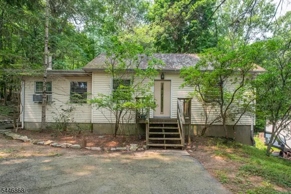 197 Snake Den Rd, Bloomingdale Boro, NJ 07465