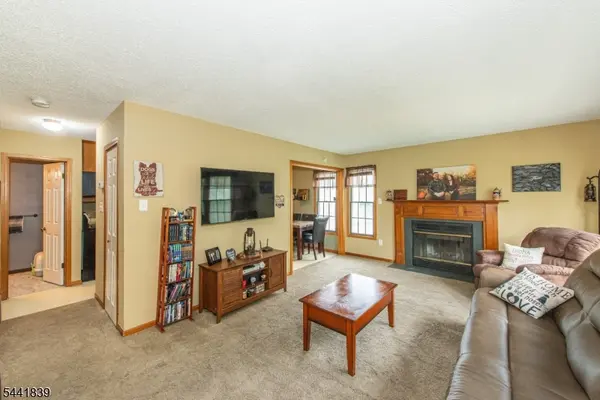 86 Burlington Ct, Hamburg Boro, NJ 07419